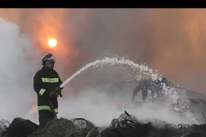 El uso de las mangueras lo consideran casi ineficaz, ya que durante el viernes llegaron a verter 200.000 litros de agua en una zona de cien metros cuadrados y no consiguieron extinguir las llamas.