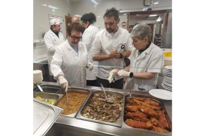 El chef Juanjo Losada compartió mañana con los responsables de la asociación y de su comedor social. GAITERO.