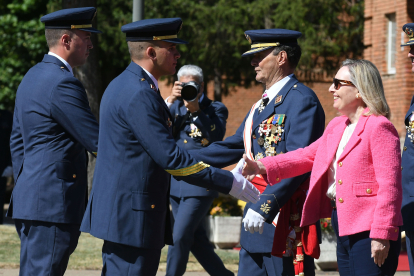 La Academia Básica del Aire de la Virgen del Camino entrega los despachos reales con la presencia de la secretaria de Estado de Defensa Ampara Valcarce y el presidente de las Cortes, Carlos Pollán. PEIO GARCÍA