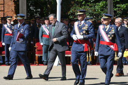 La Academia Básica del Aire de la Virgen del Camino entrega los despachos reales con la presencia de la secretaria de Estado de Defensa Ampara Valcarce y el presidente de las Cortes, Carlos Pollán. PEIO GARCÍA