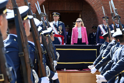 La Academia Básica del Aire de la Virgen del Camino entrega los despachos reales con la presencia de la secretaria de Estado de Defensa Ampara Valcarce y el presidente de las Cortes, Carlos Pollán. PEIO GARCÍA