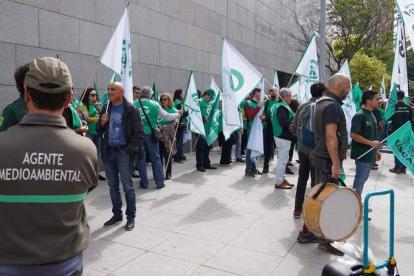 Trabajadores del sector se manifestaron ayer frente a la Consejería de Medio Ambiente. RUBÉN CACHO