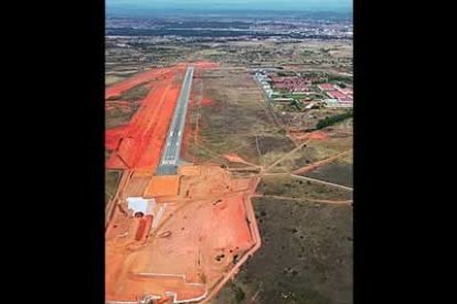 Junto a la base aérea, histórico centro de formación militar, se extiende el nuevo aeropuerto de León, en fase de desarrollo