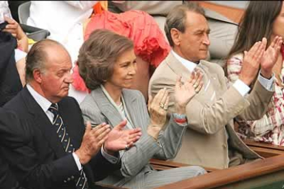 El rey de España estaba en la tribuna presidencial, junto a la reina Sofía, que partió tras finalizar el partido porque la infanta Cristina acababa de dar a luz una niña.