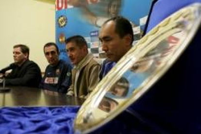 Duishebaev y Cadenas, primeros por la derecha, en la presentación de la Supercopa de Europa en León