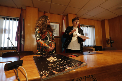 Presentación, esta mañana, del 50 aniversario del Festival del Botillo de Bembibre por parte de la alcaldesa, Silvia Cao, y la concejala de Fiestas, Belén Martín. ANA F. BARREDO