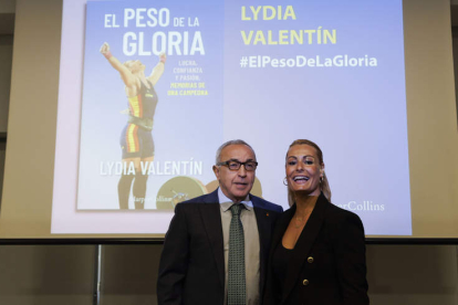 El presidente del COE, Alejandro Blanco, junto a Lidia Valentín en la presentación de su libro. S. PÉREZ