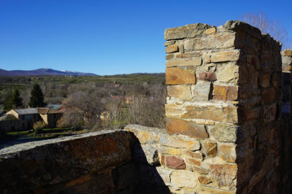 Adarve del Torreón de los Osorio en Turienzo de los Caballeros desde donde se observa el paisaje de la Somoza. J.NOTARIO