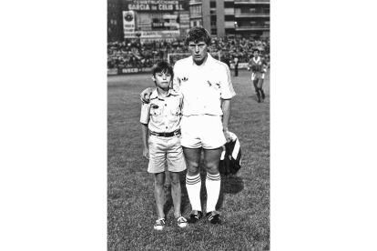 Emilio Butragueño con un joven aficionado en el Antonio Amilivia. ARCHIVO DIARIO DE LEÓN