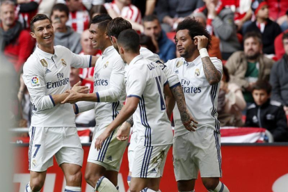 Los jugadores del Real Madrid celebran el gol de su compañero Casemiro (2i) ante el Athletic de Bilbao, el segundo del conjunto blanco, durante el partido disputado en el estadio de San Mamés.