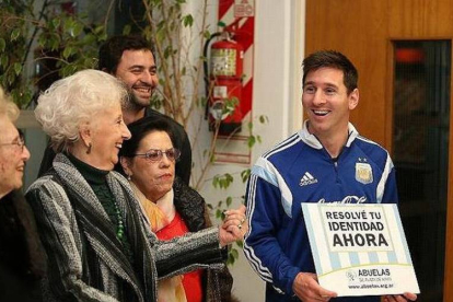 Messi, junto a Abuelas de Plaza de Mayo, posa con un cartel en el que se lee 'Resolvé tu identidad ahora'.