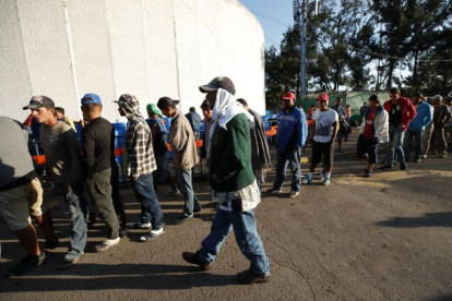 Grupos de migrantes esperando a recibir alimentos  durante el pasado martes 6 de noviembre de 2018  en el deportivo Jesús Martínez Palillo  en Ciudad de México.
