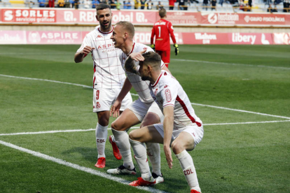 Los jugadores de la Cultural Ander Vitoria, Nikolai Obolskii y Nahuel Arroyo celebran el segungo gol de la Cultural, obra del ruso, que sentenció el partido. MARCIANO PÉREZ
