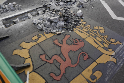El escudo de León en el asfalto. FERNANDO OTERO