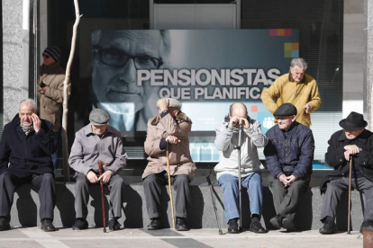 La Seguridad Social se rascará el bolsillo para compensar a los jubilados por la inflación. JESÚS F. SALVADORES