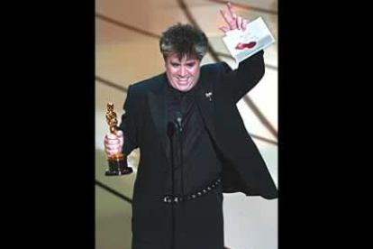 El director extremeño Pedro Almódovar rompió todas las estadísticas al recibir el Oscar al mejor guión original.