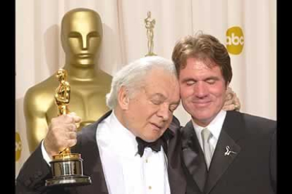 El productor Martin Richards y el director Rob Marshall, muestran el Oscar que obtuvo su película Chicago.