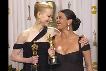 Nicole Kidman, mejor actriz, y Catherine Zeta-Jones, mejor actriz de reparto, comparten sonrisas y estatuillas después de la ceremonia.