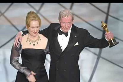 El actor irlandés Peter O'Toole recibió el Oscar honorífico de la academia de manos de la actriz Meryl Streep.