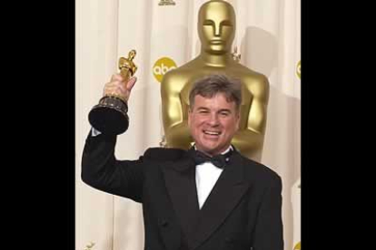 Conrad W. Hall recoje el premio a la mejor dirección artística otorgado a su padre, Conrad L. Holl en la película Chicago.