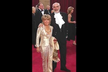 El actor Sean Connery lució un traje diseñado por su mujer, Micheline Roquebrune, que le acompañó a la gala.