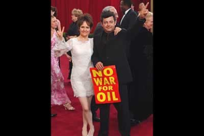 A pesar de las escasas manifestaciones antibelicistas, el actor Andy Serkis, nominado por la película El señor de los Anillos y su mujer Lorraine Ashbourne portaron un cartel de no a la guerra por petróleo.