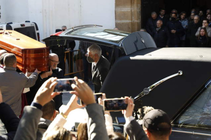 Familiares y amigos en el funeral del sacristán, Diego Valencia, asesinado por Yassine Kanjaa en Algeciras. CARRASCO RAGEL