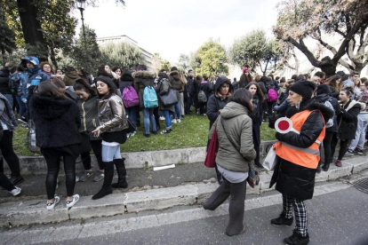 Estudiantes y profesores permanecen en los alrededores del colegio Machiavelli tras registrarse un terremoto de 5.6 de magnitud en Roma.