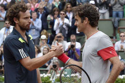 Roger Federer (derecha) felicita a Ernest Gulbis en octavos de Roland Garros.