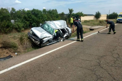 Bomberos de León y agentes de la Guardia Civil en el lugar del accidente