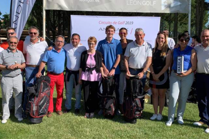 Foto de familia de los ganadores del Circuito Andbank que acogió el León Golf. DL