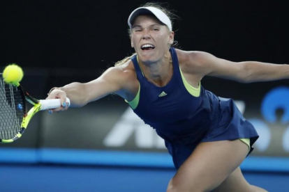 Wozniacki devuelve un golpe forzada, en la final de Australia ante Halep.