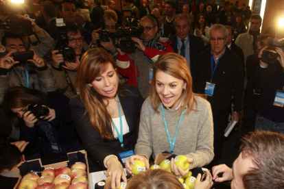 Sánchez-Camacho y De Cospedal durante la inauguración de la convención del PP.