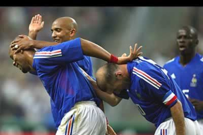 Vigente campeona, la selección gala es el rival a batir. Zidane y Henry son sus máximas estrellas, con Vieira, Pirés, Wiltord y otros grandes jugadores como escuderos.