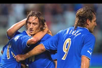 Los italianos siempre entran todas las quinielas. Desprecian el mediocampo, pero su delantera, con Totti y Vieri, es temible. Y su defensa, con Nesta, formidable.