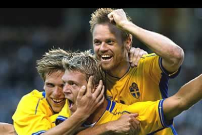 La línea más poderosa de los suecos es su delantera. Un veterano goleador, Henrik Larsson, y una estrella emergente, Zlatan Ibrahimovic, convierten a esta selección en un equipo a respetar.