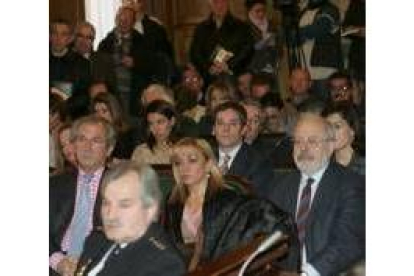 Morano, Carrasco y Turiel observan el acto, con López de Benito detrás de ellos
