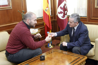 Manuel Martínez ofrece la medalla de bronce de los Juegos de Atenas al alcalde de León.
