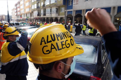 Decenas de trabajadores de Alcoa San Cibrao formaron la semana pasada cola ante las Oficina de Empleo. ELISEO TRIGO