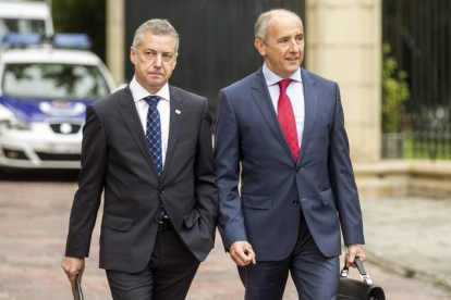 El lehendakari, Iñigo Urkullu, acompañado por el portavoz del Gobierno Vasco, Josu Erkoreka, el pasado 24 de septiembre.