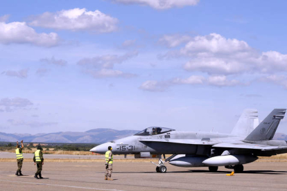 Un F-18 en la Academia Básica del Aire durante uno de los ejercicios que organiza el Ejército del Aire. MARCIANO PÉREZ