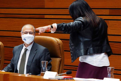 Luis Fuentes expulsa del Pleno de las Cortes a la procuradora y miembro de la Mesa Ana Sánchez. R. GARCÍA