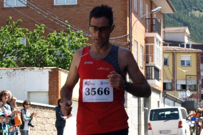 Alberto González finalizó en el puesto 45 en La Coruña con un tiempo de 1h11.33.