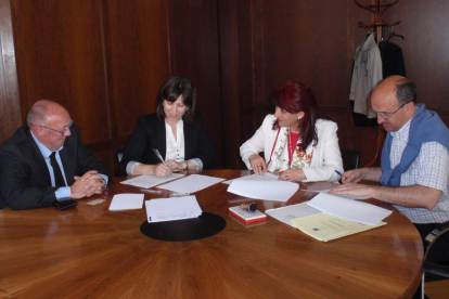 Luis Miguel Arroyo, Elena Herrero, Victorina Alonso y Manuel Alija durante la firma del préstamo.