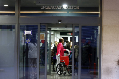 Imagen de archvio de las colas en urgencias del Hospital de León por casos de gripe. MARCIANO