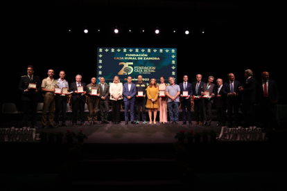 La delegada del Gobierno en Castilla y León, Virginia Barcones, posa con los galardonados en la entrega de los premios de la Fundación Caja Rural de Zamora. EFE/Mariam Montesinos