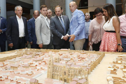 El ministro ante una maqueta de la ciudad de León