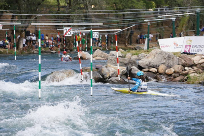 180 deportistas y 20 clubes participan en Sabero en la Copa de Españade Slalom Olímpico y en el Campeonato de España de Kayak Cross. JONATHAN NOTARIO