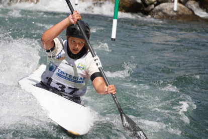 180 deportistas y 20 clubes participan en Sabero en la Copa de Españade Slalom Olímpico y en el Campeonato de España de Kayak Cross. JONATHAN NOTARIO