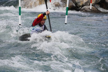 180 deportistas y 20 clubes participan en Sabero en la Copa de Españade Slalom Olímpico y en el Campeonato de España de Kayak Cross. JONATHAN NOTARIO